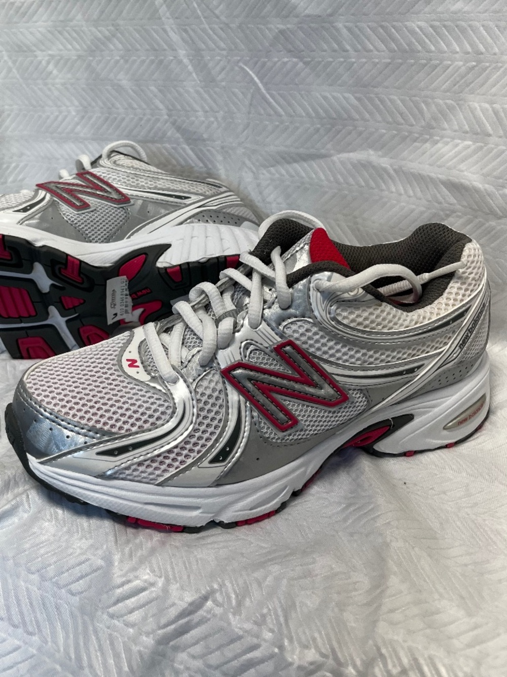 NEW BALANCE 470 Running Shoe Walking Sneaker Sz 6 Women’s White Silver Pink NEW